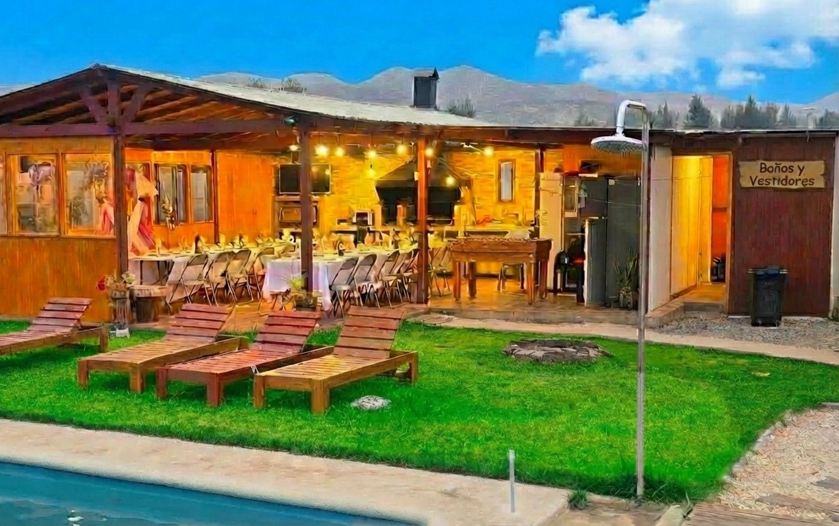 Interior del quincho Don Justo con parrilla, cocina y mesas en El Refugio de Gabriela, Valle del Elqui