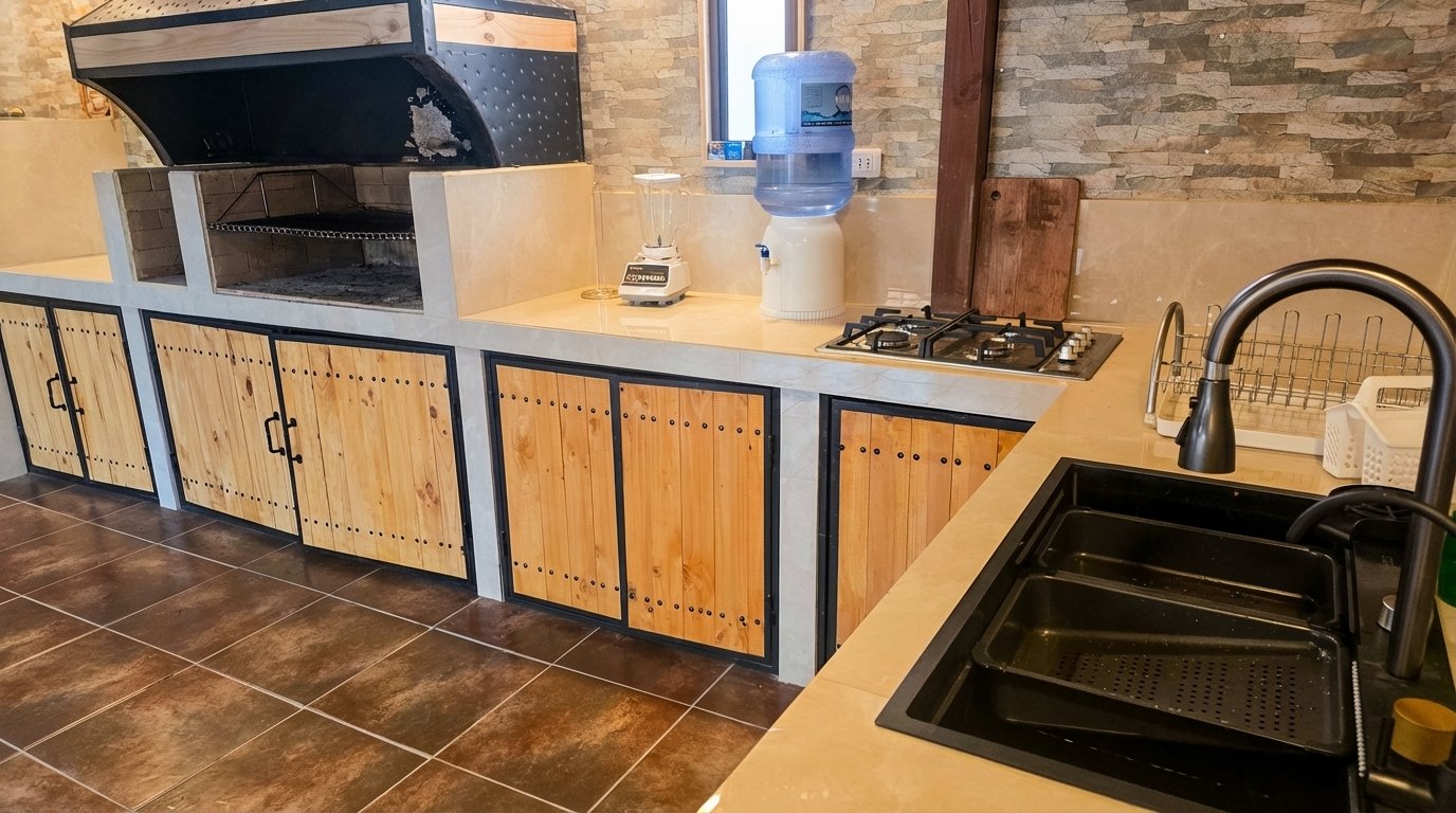 Zona de cocina y utensilios completos en el quincho El Refugio de Gabriela