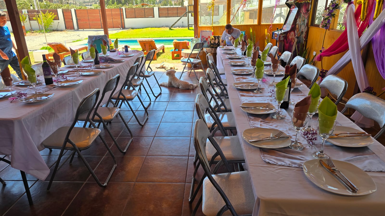 Mesas y sillas preparadas para eventos