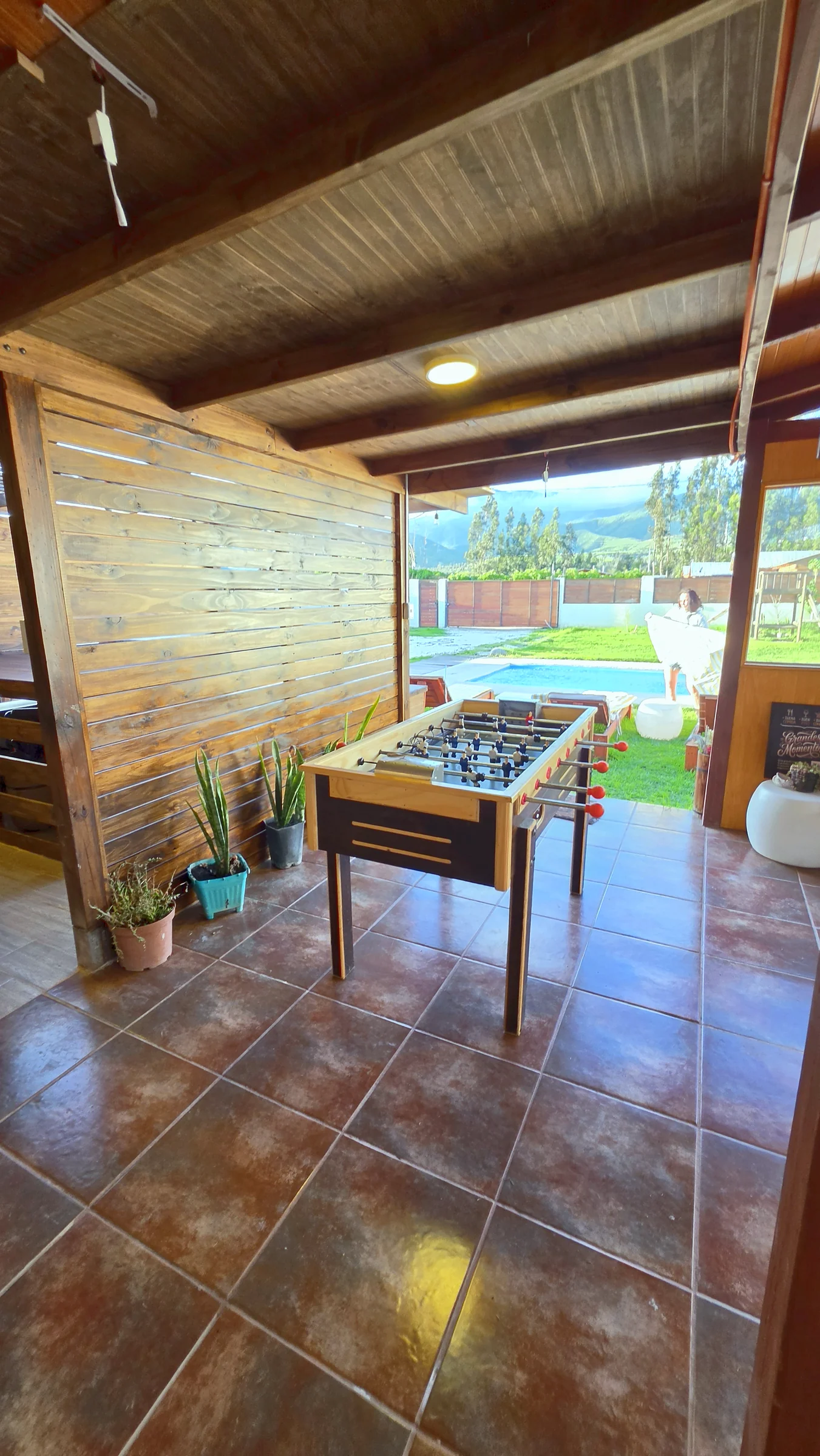 Áreas verdes y patio exterior