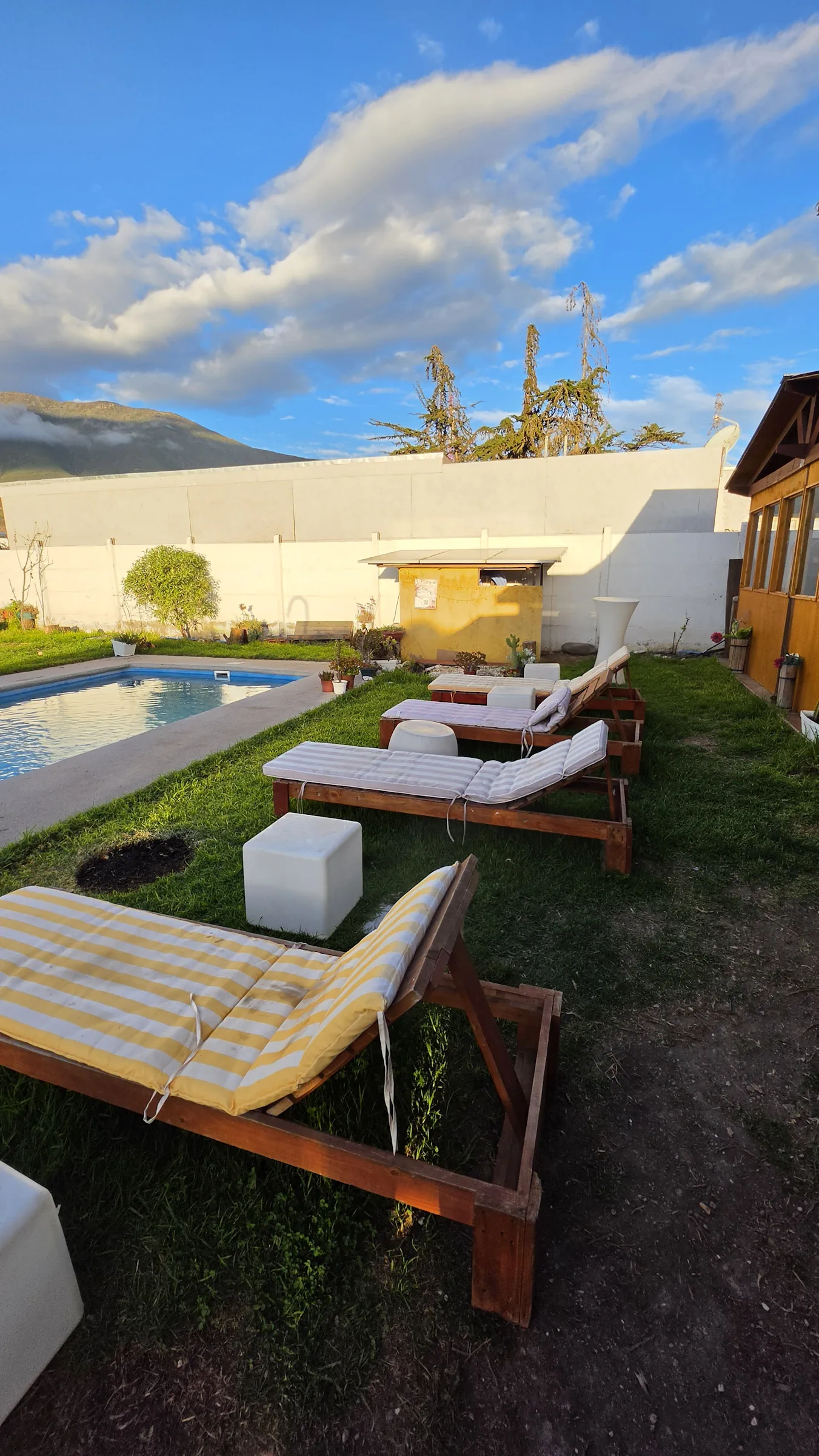 Sector de piscina con reposeras para tomar sol