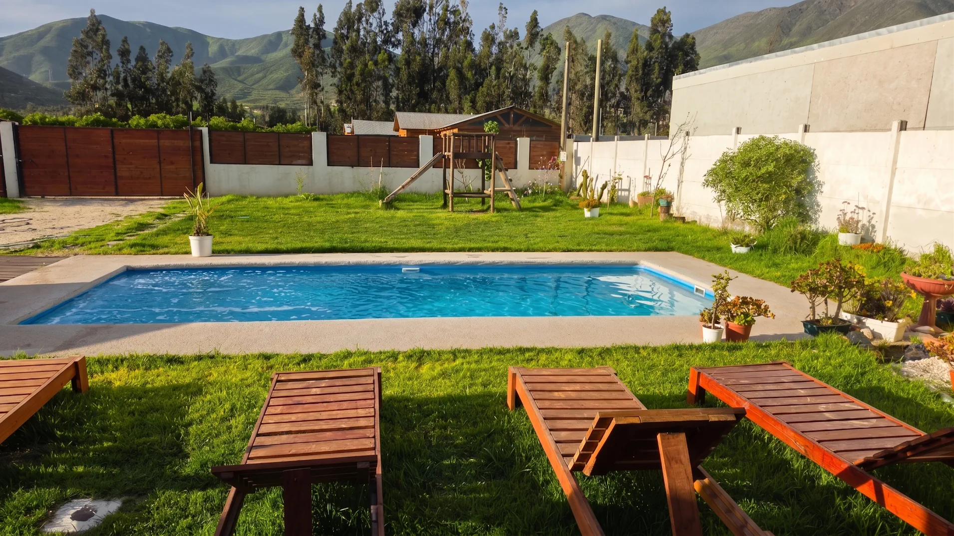 Vista del quincho y piscina de El Refugio de Gabriela